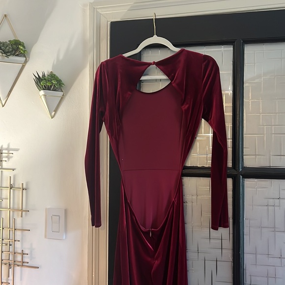 Lulus Burgundy velvet long sleeve backless maxi dress - Picture 4 of 5